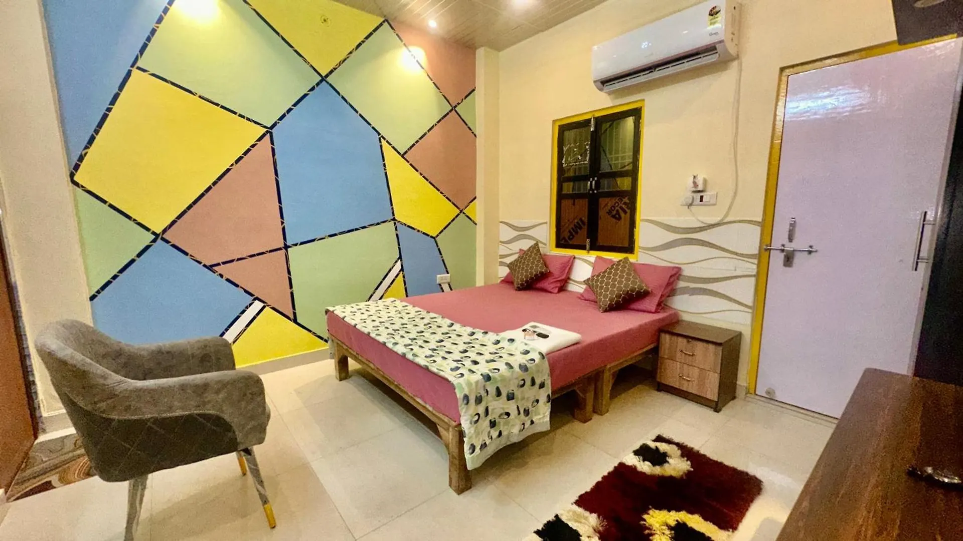 Aadhish Homestay - A Cozy Room !! location