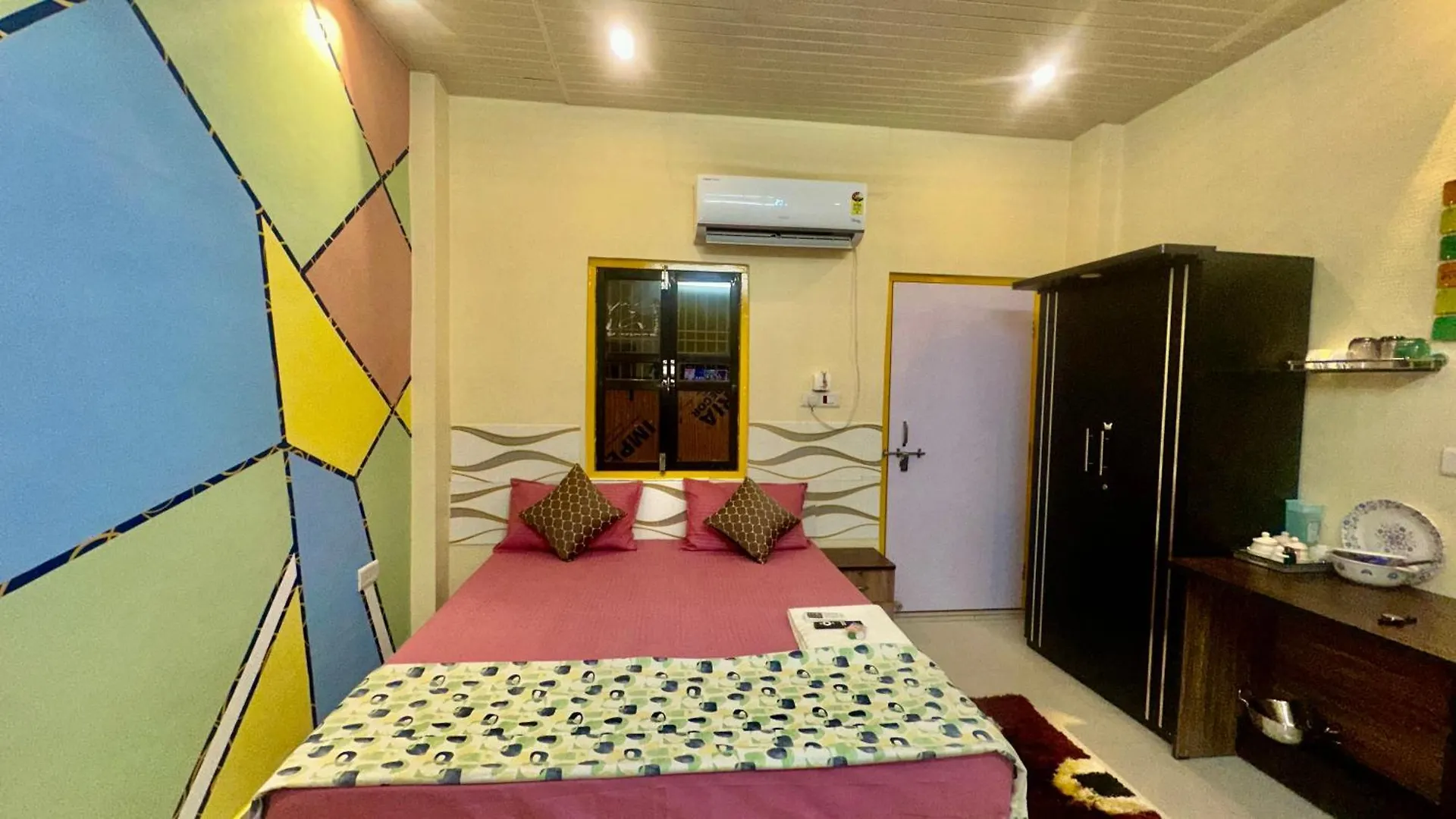 Aadhish Homestay - A Cozy Room !! Varanasi India